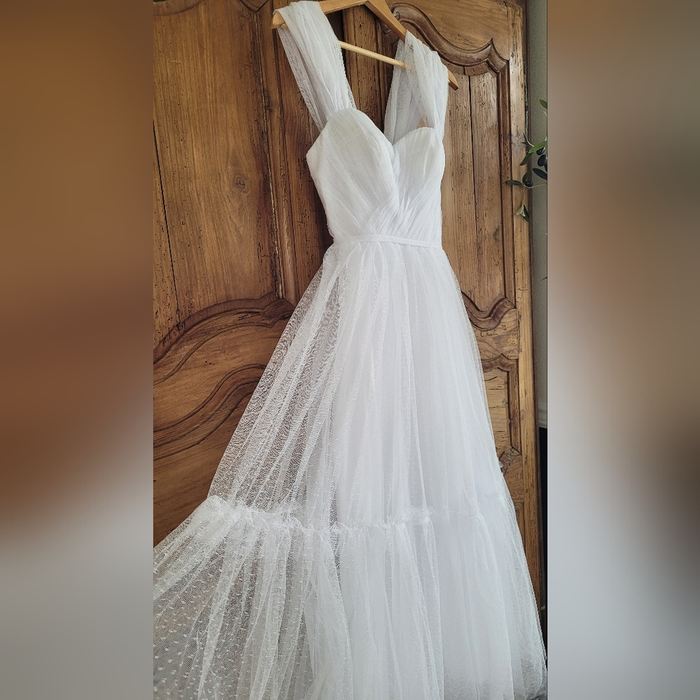 White Tulle Strapless Sweetheart Dress